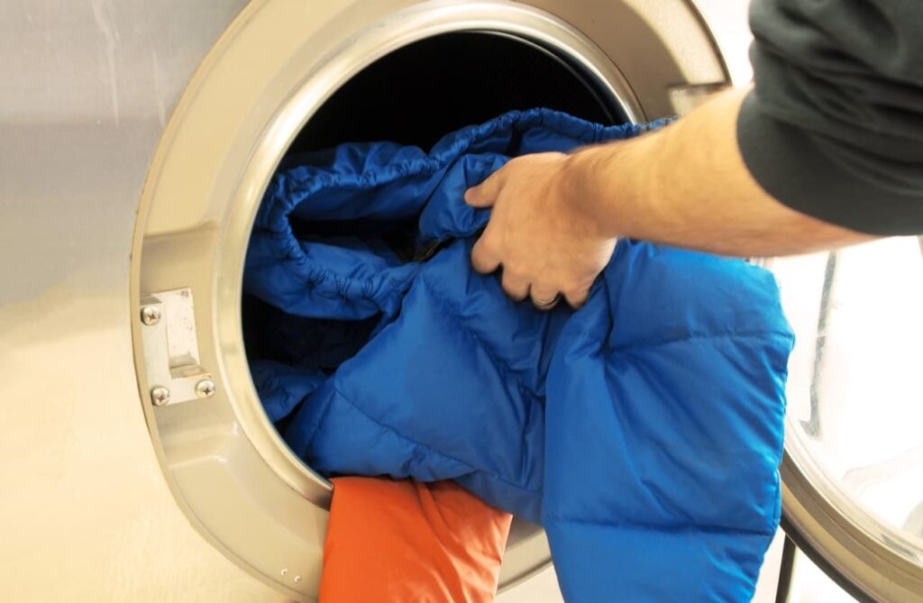 можно ли стирать куртку в стиральной машине